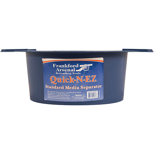 Il Frankford Arsenal Quick-n-EZ Standard Media Separator si posiziona su secchi da 3,5 o 5 galloni, ha pareti alte 4,75" e un fondo perforato per separare facilmente la media.