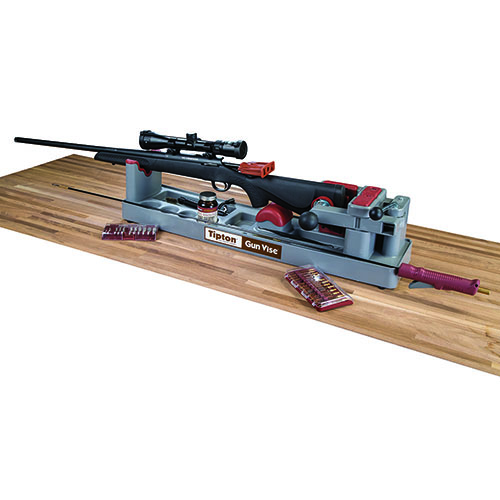 Fissa il tuo fucile o carabina con il Tipton® Gun Vise™: supporto anti-scivolo, accesso rapido, scomparti integrati per solventi e materiali, e materiali resistenti.