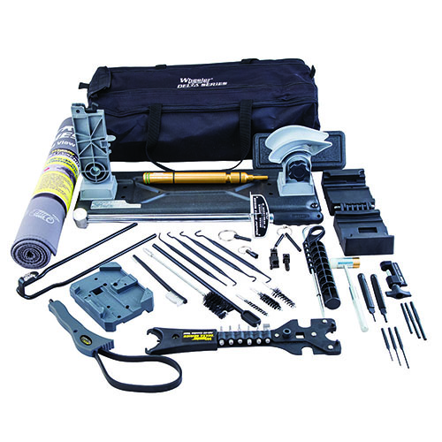 Il Wheeler Ultra Armorer's Kit offre tutto il necessario per la manutenzione dell'AR-15, inclusi attrezzi, blocchi e un pratico case personalizzato.