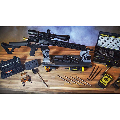 Il Delta Series Armorer’s Vise offre una base ideale per la manutenzione dell'AR-15, con supporti regolabili, inserti per mag well e costruzione in acciaio.