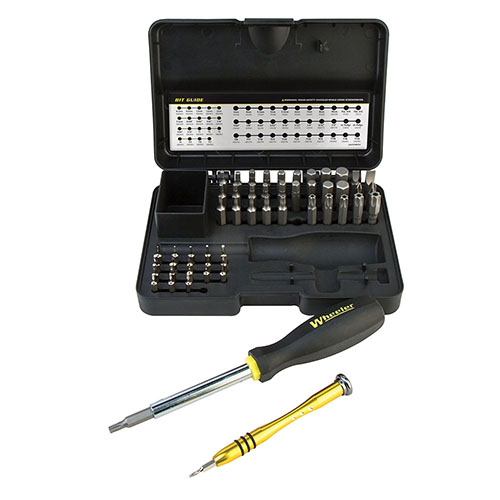 Completa il tuo arsenale di attrezzi con il set di cacciaviti Wheeler da 55 pezzi, che include i bit più comuni, manici da ¼" e 4mm, tutto in una pratica custodia.