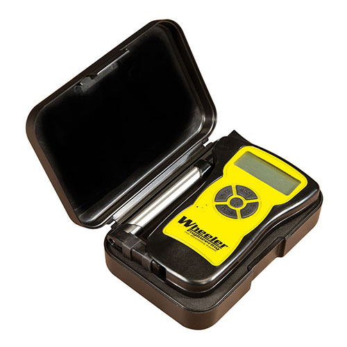 Il Wheeler Professional Digital Trigger Gauge offre un design sovrastampato, pulsanti soft touch per comfort e precisione, adattatore per grilletto e custodia in schiuma.