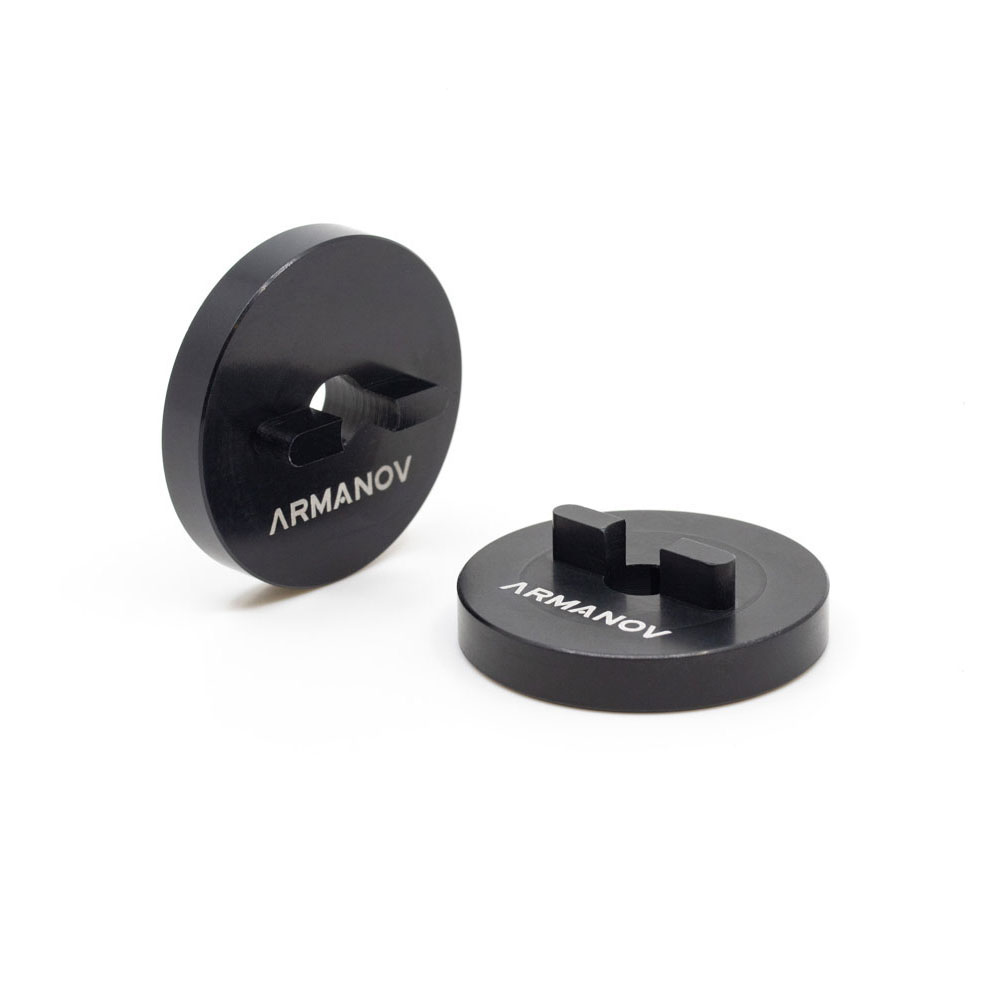 Facile da installare, il Drop-in Spacer per Dillon Case Feeder alza la piastra del case feeder di 6,35 mm, ideale per cartucce lunghe e .300 AAC Blackout.