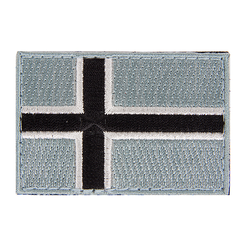 Il patch Velcro ULFHEDNAR con la bandiera norvegese è disponibile in rosso/bianco/blu e tan, misura 4 x 6 cm, perfetto per personalizzare il tuo equipaggiamento.
