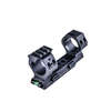 Il montaggio SCHMEISSER USM-SCOPE 30MM offre un rilascio rapido e fisso, regolabile in altezza e distanza, con livello integrato e 20 MOA per tiri a lungo raggio.
