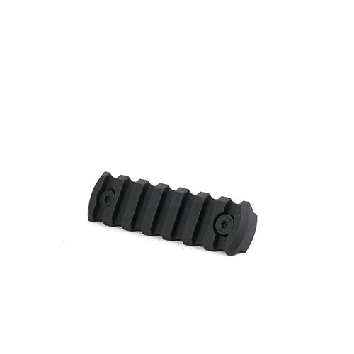 Il Tactical M-LOK Picatinny Rail è realizzato in alluminio 6061-T6 anodizzato nero, offre montaggio facile e robustezza con slitta QD integrata.