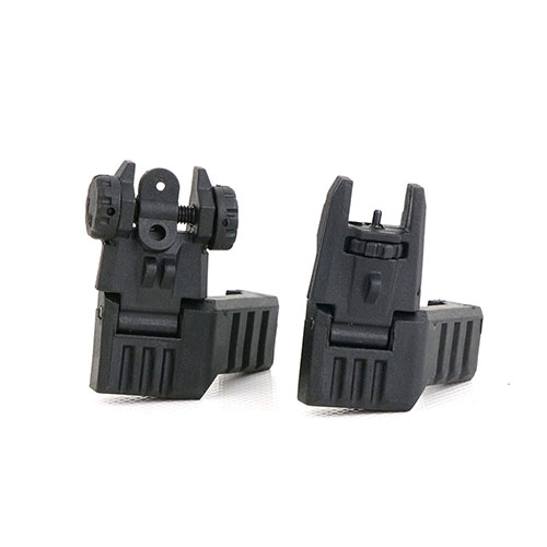 Il set di mirini Offset AR-15 Flip-Up offre regolazioni senza attrezzi per elevazione e windage, garantendo precisione in situazioni tattiche e CQB.