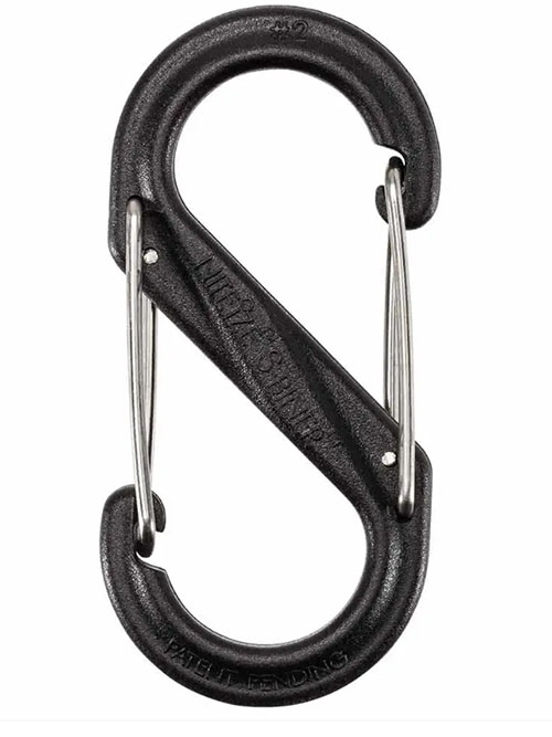 Il Nite Ize S-Biner #2 è leggero e realizzato in nylon rinforzato con fibra di vetro, con un meccanismo di bloccaggio sicuro per un attacco affidabile.