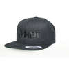 Il cappellino snapback MDT in nero presenta il logo MDT sul davanti, è personalizzabile e si adatta a tutte le teste, perfetto per ogni appassionato di tiro.