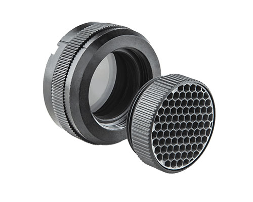 Il MEPRO M22 POLARIZER migliora la visibilità e riduce i riflessi, mentre il kit FLASHGUARD offre una protezione extra per il tuo mirino.