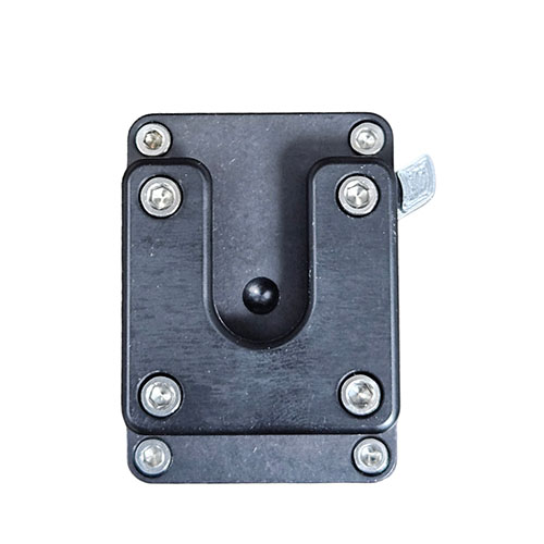 Il Clamp Lock W/Locking offre un attacco sicuro e versatile, compatibile con cinghie da 1/2 a 1,5 pollici, e si integra perfettamente con i sistemi MOLLE.