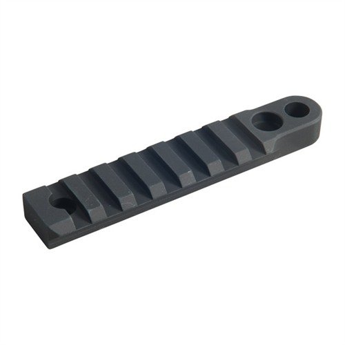 Il PICATINNY BIPOD ACCESSORY RAIL di BADGER ORDNANCE è leggero, in alluminio Mil-Spec, con punto di montaggio per sling e finitura anodizzata dura, perfetto per adattatori Picatinny.