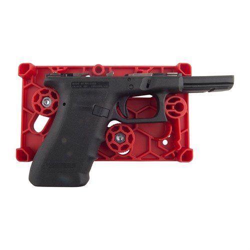 Il POLYMER ARMORER'S BLOCK di APEX offre supporto per pistole a telaio in polimero, facilitando smontaggio e lavoro di armorer grazie a slot e bossi pre-posizionati.