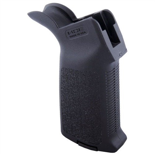 Il grip MOE Magpul per AR-15/M4 offre comfort e controllo superiori, con una costruzione in polimero rinforzato e un design ergonomico per una presa sicura.