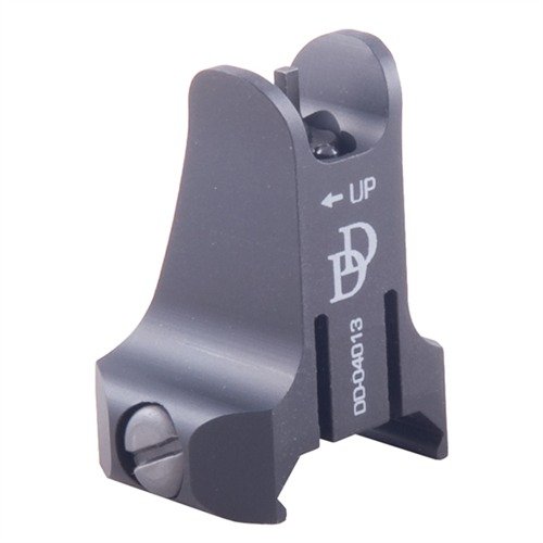 Mirino anteriore fisso AR-15 di Daniel Defense: leggero, resistente e sempre pronto, si monta facilmente su rail MIL-STD 1913 per un'opzione di mira affidabile.
