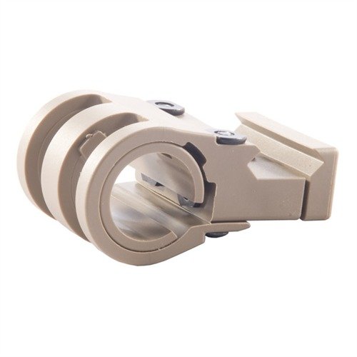 Il Light Mount di Viking Tactics offre un design offset per un accesso rapido agli interruttori, è leggero, resistente e compatibile con vari torce da montare su rail Picatinny.