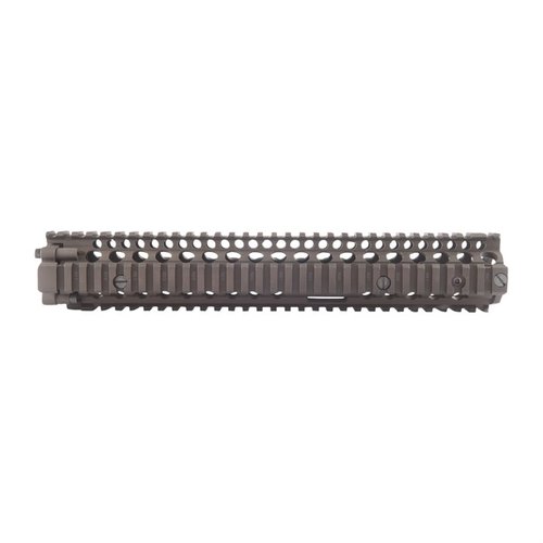 L'AR-15 RIS II offre un design in alluminio, compatibilità con M203, montaggio accessori su rail Picatinny e flottazione del barilotto per prestazioni ottimali.