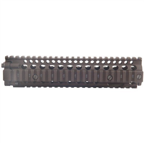 Il RIS II di Daniel Defense è un handguard in alluminio progettato per M4A1, con supporto per M203, rail Picatinny e flottazione del barile.