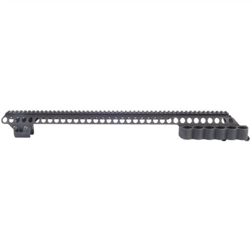 Il Sureshell Carrier e il rail da 20" di Mesa Tactical per Remington 870 ospitano 6 cartucce e supportano ottiche varie, offrendo grande versatilità e spazio di montaggio.