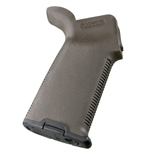 Il MOE+ Grip di MAGPUL offre un controllo superiore grazie al rivestimento in gomma, una costruzione robusta e uno stoccaggio interno per piccoli oggetti.
