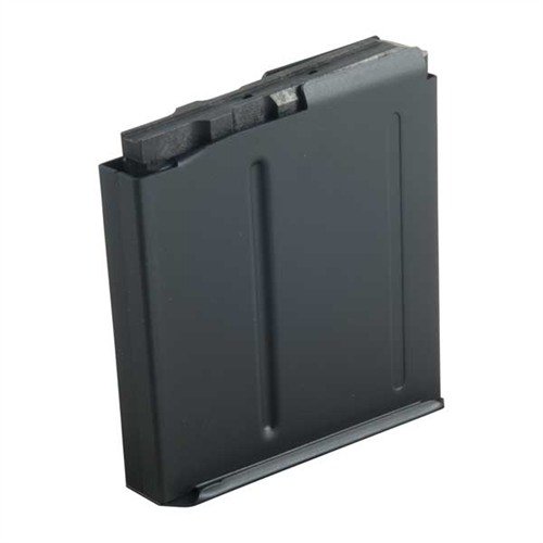 Il caricatore LONG ACTION 5RD AICS .338 LAPUA è realizzato in acciaio trattato, con finitura Teflon, garantendo alimentazione fluida e compatibilità con fucili AICS.