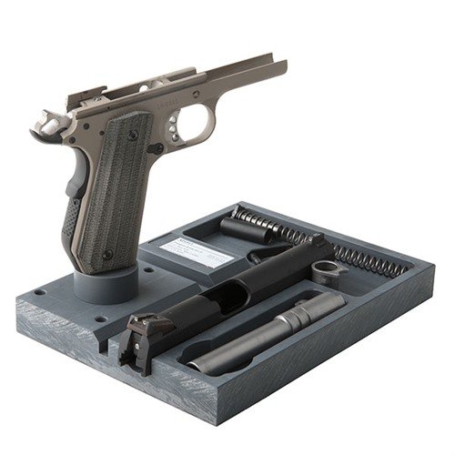 La Present Arms 1911 Armorer Plate con MP-1A Magazine Post e Swivel è essenziale per ogni tiratore 1911, garantendo sicurezza durante smontaggio, pulizia e riparazione.