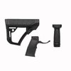 Il set di mobili AR-15 Daniel Defense offre un calciolo regolabile senza giochi, impugnatura ergonomica e scomparto impermeabile per batterie, ideale per il tiro.