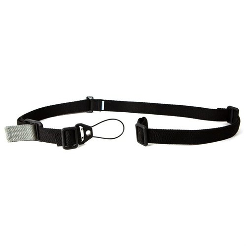 La Standard AK Sling offre un attacco sicuro con Molded Universal Wire Loop™, regolazione facile e hardware plum in edizione limitata per un tocco unico.