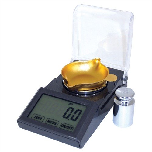 La bilancia elettronica Micro-Touch 1500 di Lyman è compatta, precisa (1/10 di grano), alimentata a batterie o tramite adattatore, perfetta per ogni utilizzo.