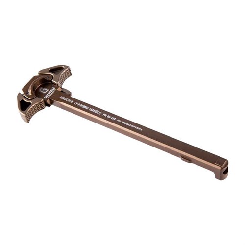 Il Geissele Airborne Charging Handle offre un design a profilo basso per evitare impigliamenti, operabilità ambidestra e una presa sicura anche con mani bagnate.