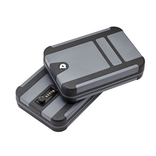 La TrekLite Lock Box offre sicurezza leggera e discreta per armi e valori, con un lucchetto TSA a 4 cifre e una costruzione in policarbonato resistente agli urti.