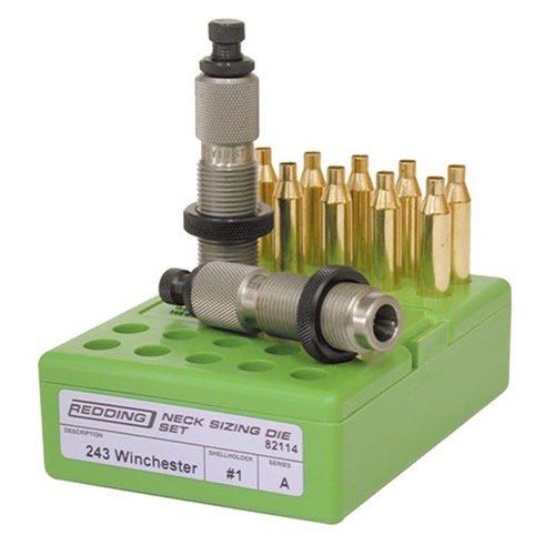 I set di die Redding per il Neck Sizing includono due die: uno per la dimensione del collo con decapping rod e uno per la seduta con crimp ring e plug.