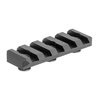 Il rail Picatinny Low Profile Arisaka offre un design minimalista, riducendo l'altezza e mantenendo gli accessori vicino al handguard con 5 slot di attacco.