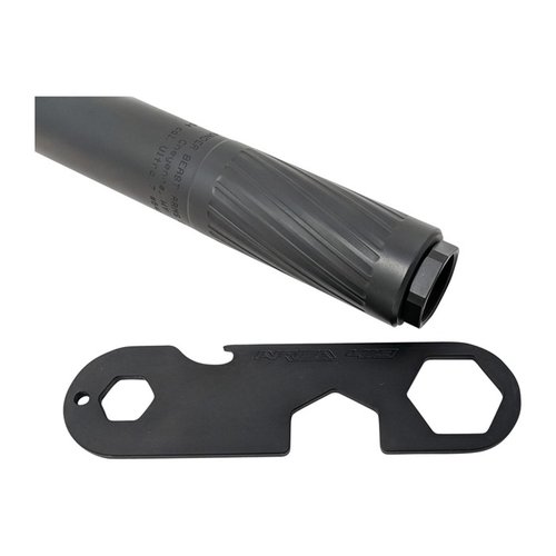 La HELLFIRE WRENCH di AREA 419 è un attrezzo resistente in alluminio 60-61T-6, con esagoni per montare e svitare supporti di soppressori e un apribottiglie.