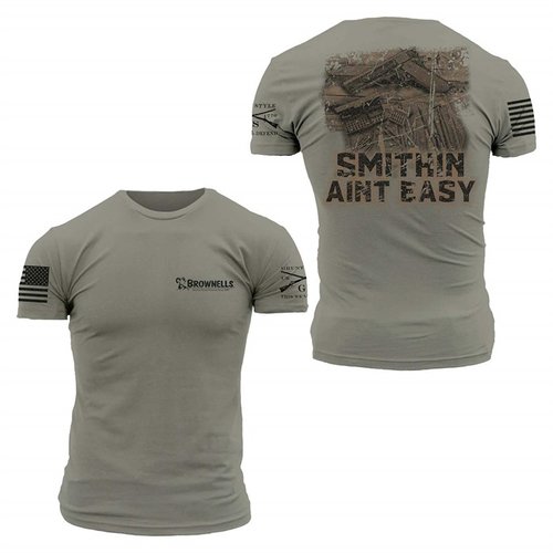 Mostra la tua passione per il gunsmithing con la t-shirt "Smithin' Ain't Easy"; cotone confortevole, grafica resistente e stile unico per veri appassionati.
