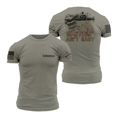 La maglietta 'Smithin' Ain't Easy' di Grunt Style è realizzata in cotone super morbido, con cuciture resistenti e grafica durevole, perfetta per gli appassionati di fucili bolt action.