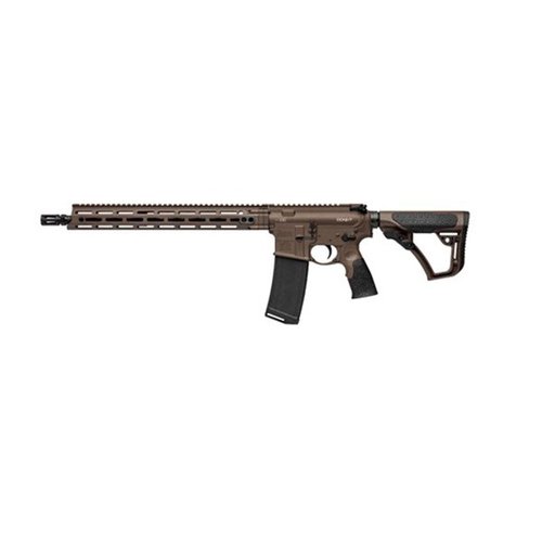 Il Daniel Defense DDM4V7 è un fucile AR-15 con sistema a gas mid-length, canna da 16", finitura Cerakote marrone e handguard MFR XS per prestazioni superiori.
