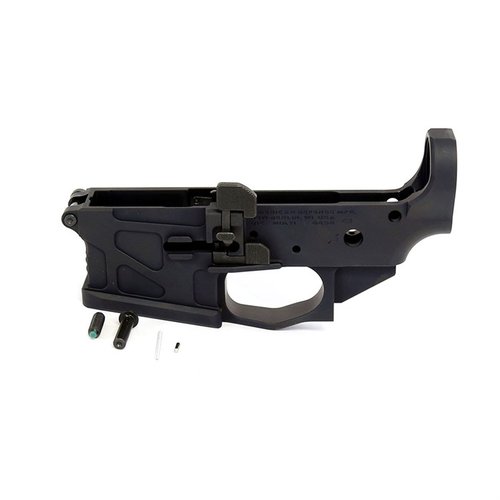 Il ricevitore inferiore AR-15 UIC offre caratteristiche avanzate come un rilascio ambidestro, un magwell da 20 gradi e una finitura Teflon per una maggiore resistenza.