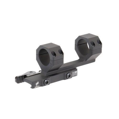 Il Delta Cantilever Scope Mount di American Defense offre un montaggio leggero e robusto, con sistema QD Auto Lock per una fissazione sicura su rail Picatinny.