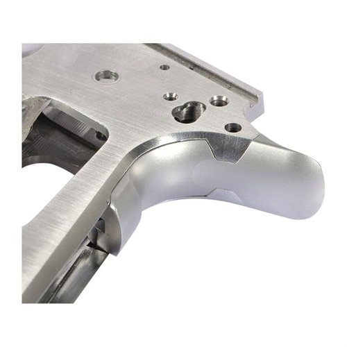 La JEM Beavertail Grip Safety offre dimensioni sovradimensionate per un adattamento personalizzato, con una piastra di contatto ingrandita per un ingaggio sicuro.