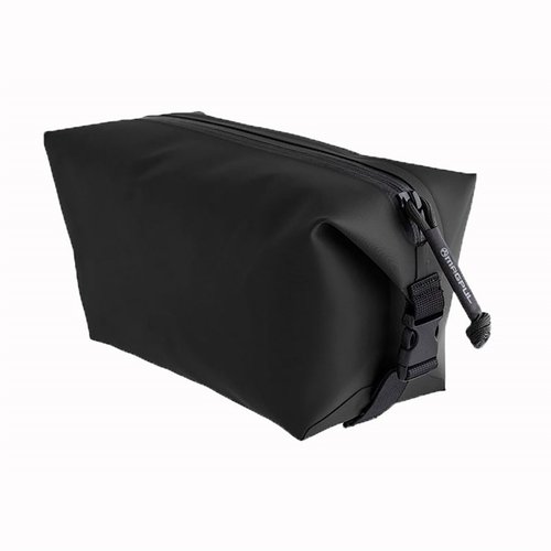 La DAKA Takeout è una borsa kit resistente all'acqua da 3,5 litri, ideale per attività all'aperto e al chiuso, con zip YKK Aqua Guard e apertura espandibile.