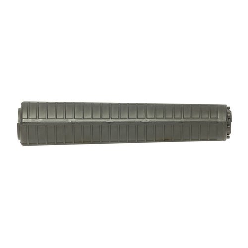 Il Double Star AR-15 A2 Handguard offre un look retro con costruzione in polimero nero, protezioni termiche in alluminio e design a due pezzi per un uso duraturo.