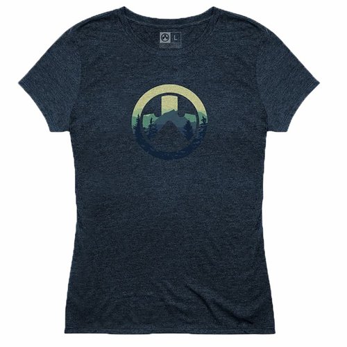 La T-shirt Magpul Women's Cascade Icon è realizzata in morbido cotone e poliestere, con etichetta interna senza cuciture, per un comfort duraturo e una vestibilità perfetta.