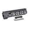 Il Combat M-LOK Handguard per AR-15 offre un design free-float in alluminio, sette punti di attacco M-LOK e una guida Picatinny continua per accessori.