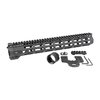 Il COMBAT M-LOK Free Float Handguard per AR-15 offre un design unico in alluminio, 7 punti di attacco M-LOK, un rail Picatinny e un sistema di sgancio rapido.