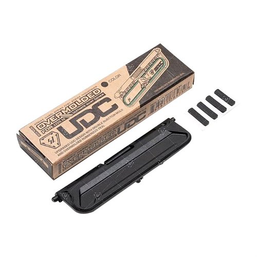 Il Dust Cover Overmolded Ultimate AR-15 di Strike Industries offre una chiusura ermetica, installazione rapida senza attrezzi e resistenza alla ruggine, ideale per il tuo fucile.