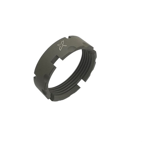 Il CNF è un castello nut in acciaio 4140 PH, con notches di staking più lunghi e profondi, progettato per rimanere saldamente in posizione, disponibile in diversi colori.