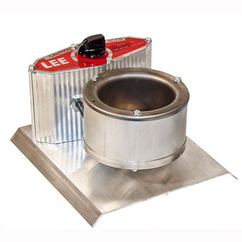 Il PRECISION MELTER di LEE PRECISION offre un controllo di calore infinito, ideale per il tiratore serio, sciogliendo 4 libbre di metallo in meno di 15 minuti.