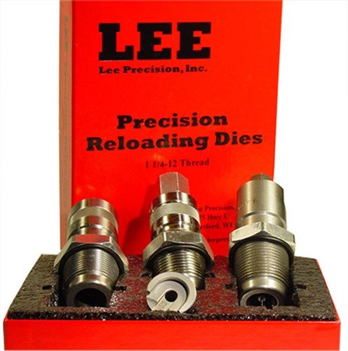 Il set di die LEE Large Series 3 include Full Length Sizing Die, Bullet Seating Die, Factory Crimp Die, shell holder e istruzioni, per ricariche precise e affidabili.