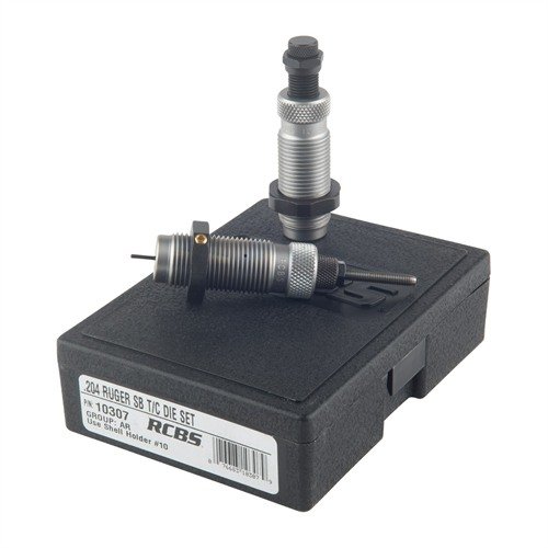Il set di die RCBS AR Series offre un die di dimensionamento Small Base e un die di crimpatura Taper, garantendo ricariche più facili e precise per armi semi-automatiche.
